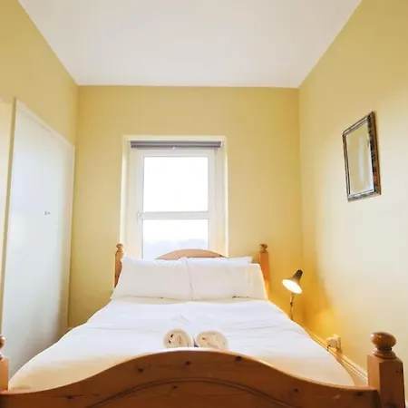 Spacious 2 Storey Penthouse Flat, Fantastic Views!