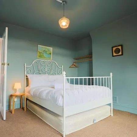 Spacious 2 Storey Penthouse Flat, Fantastic Views! *