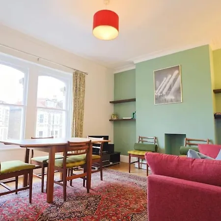 Spacious 2 Storey Penthouse Flat, Fantastic Views! דירה בריסטול