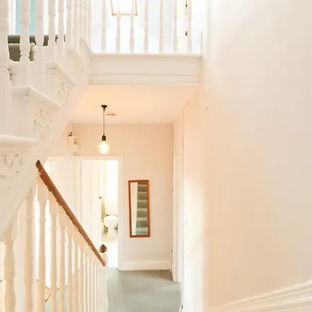Spacious 2 Storey Penthouse Flat, Fantastic Views!